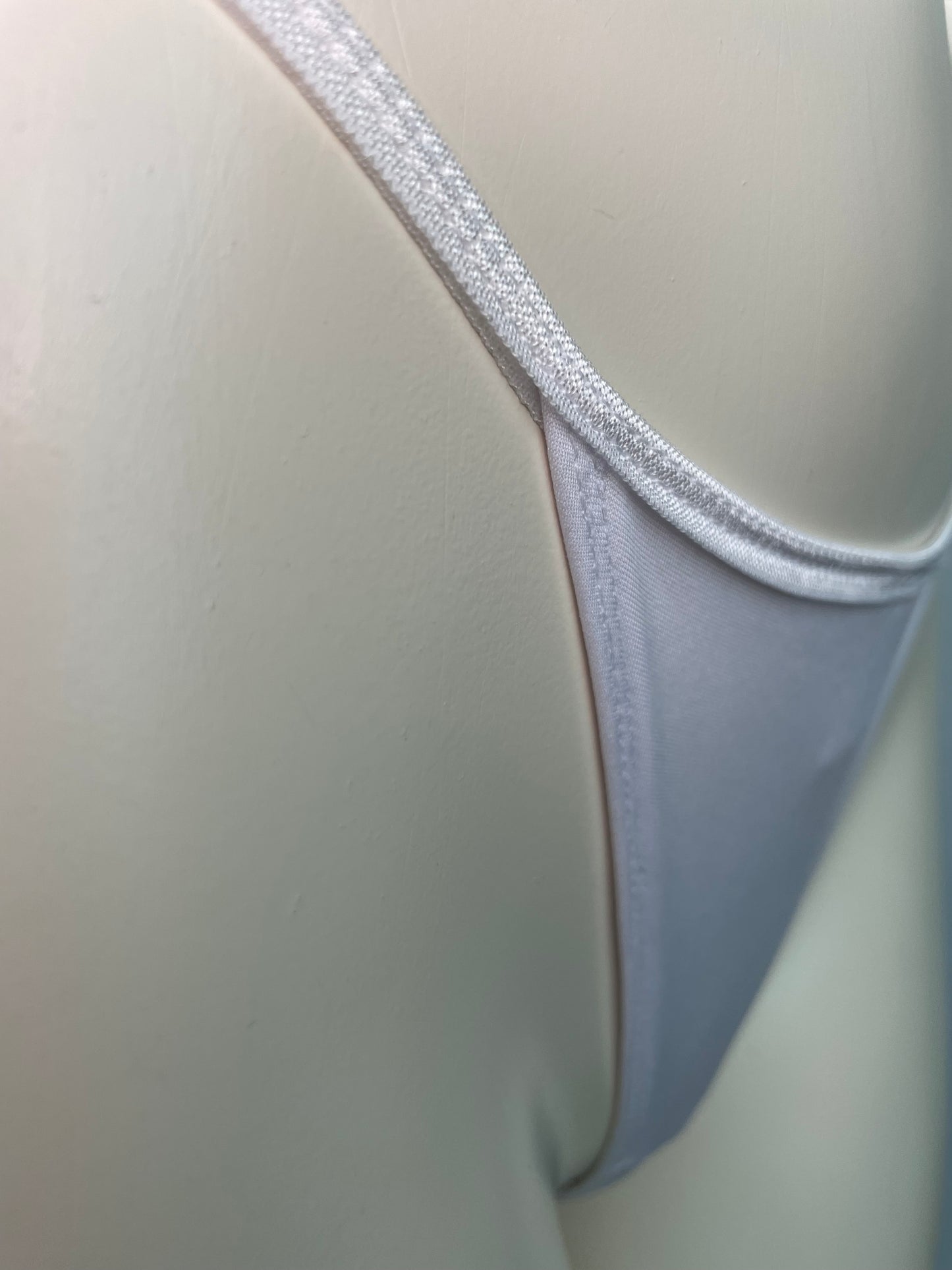 VOVI SIGNATURE WHITE THONG