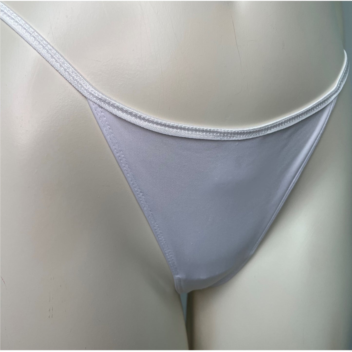 VOVI SIGNATURE WHITE THONG